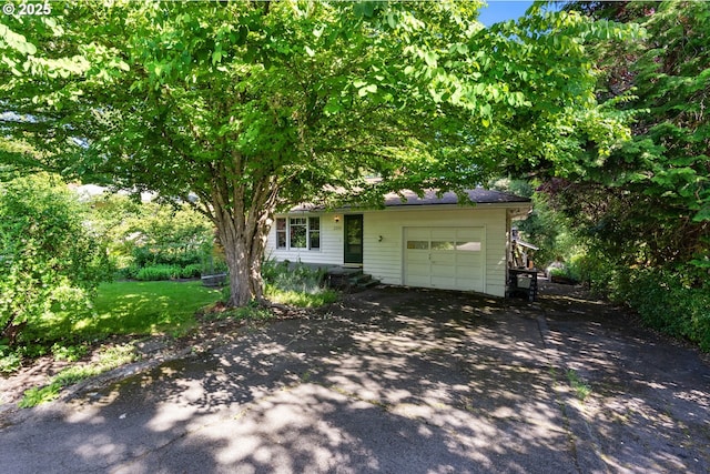 view of front of home featuring aphalt driveway and a garage