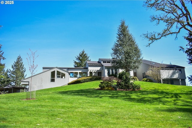 395 Rio Nes Ln, Roseburg, OR 97470 - back of property with a lawn