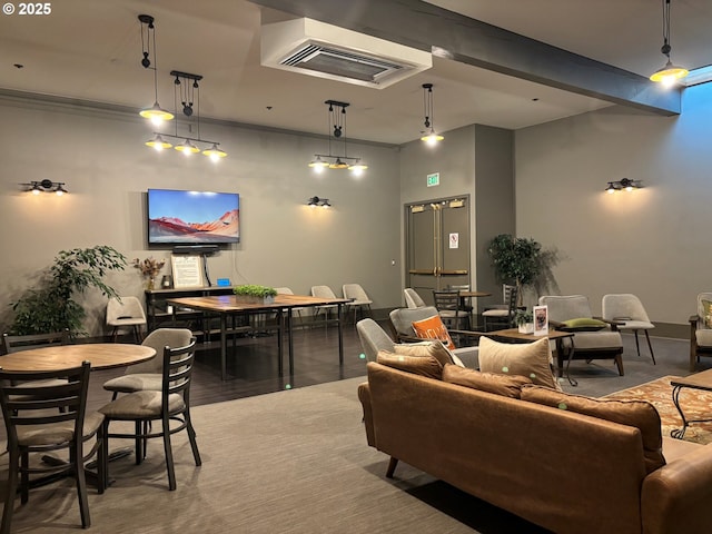living area featuring visible vents, ornamental molding, and baseboards