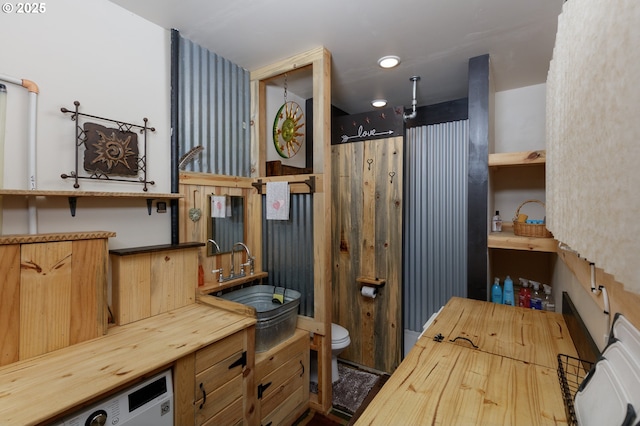 full bath with curtained shower, toilet, and a sink