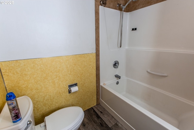 47508 Hansen St, Oakridge, OR 97463 - full bath featuring toilet, wood finished floors, and bathing tub / shower combination
