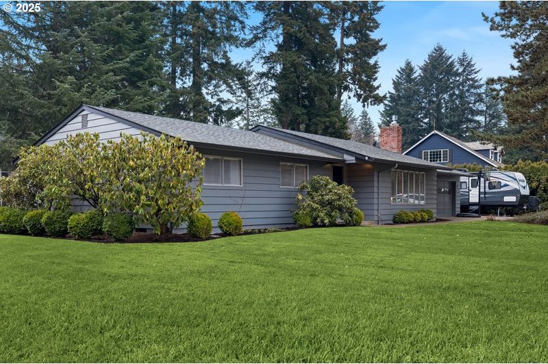 view of front of property featuring a front lawn