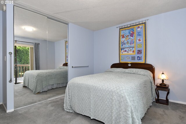 4296 SE Fieldcrest St, Milwaukie, OR 97222 - bedroom featuring carpet, a textured ceiling, and a closet