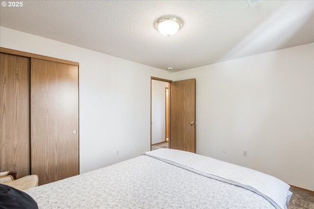 bedroom featuring carpet floors and a closet