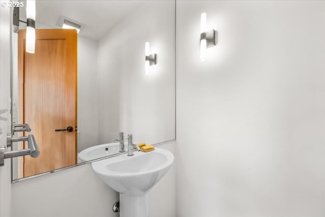 bathroom featuring a sink
