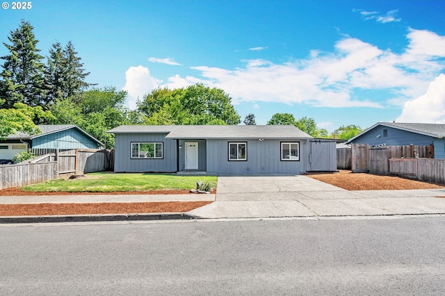 ranch-style home with driveway
