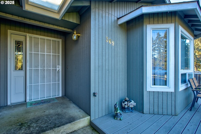 property entrance featuring a deck