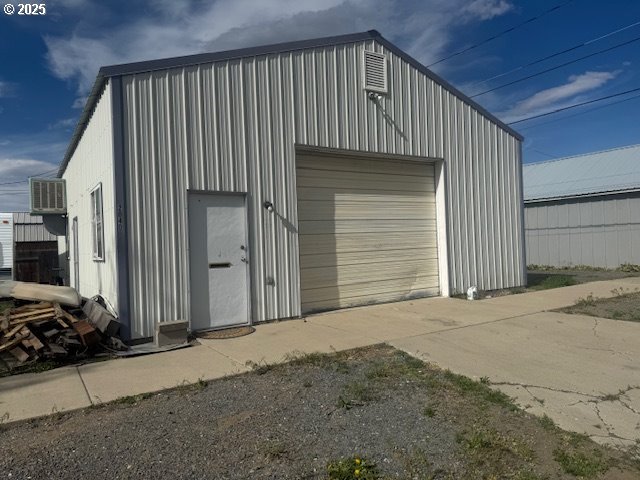 2800 10th St, Baker City, OR 97814 - detached garage featuring an AC wall unit and concrete driveway