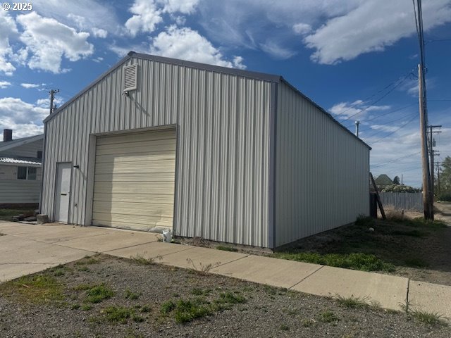2800 10th St, Baker City, OR 97814 - detached garage with concrete driveway