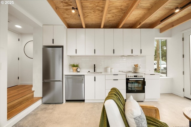 kitchen featuring a sink, light countertops, backsplash, and stainless steel appliances