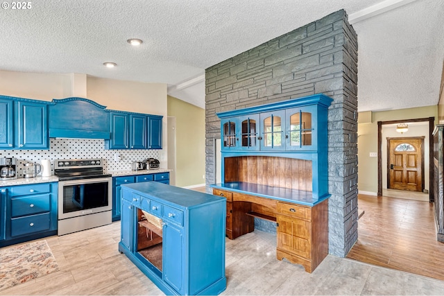 kitchen with stainless steel electric range, blue cabinets, a textured ceiling, lofted ceiling, and light wood-style floors