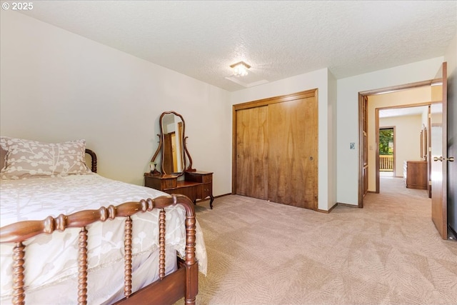16649 S Holcomb Blvd, Oregon City, OR 97045 - bedroom with light carpet, a closet, and a textured ceiling
