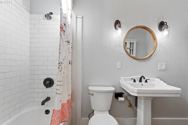 1706 Oak St, La Grande, OR 97850 - bathroom featuring shower / tub combo with curtain and toilet