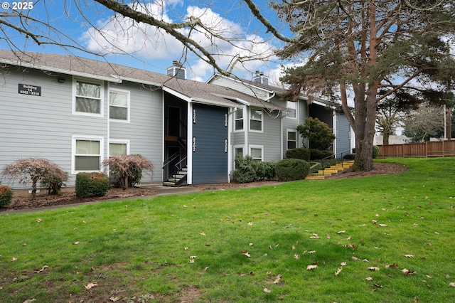 view of front facade with a front lawn