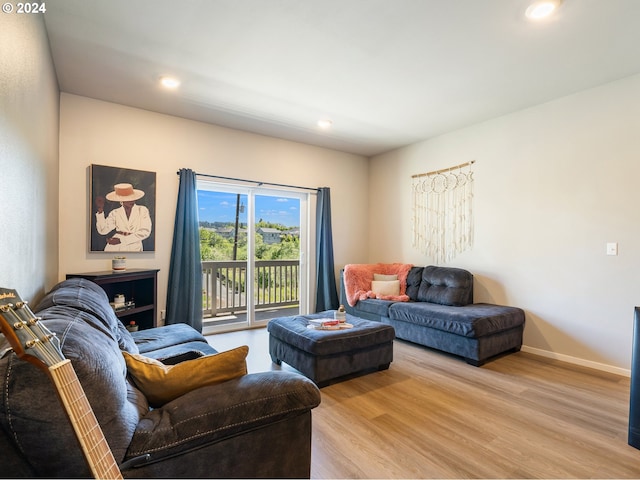 living room featuring recessed lighting, light wood-style flooring, and baseboards