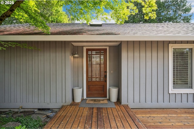 property entrance with a shingled roof