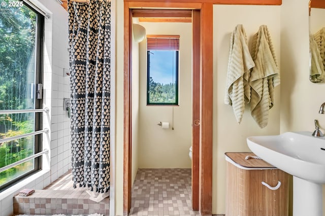 2696 Moon Mountain Dr, Eugene, OR 97403 - bathroom featuring healthy amount of natural light