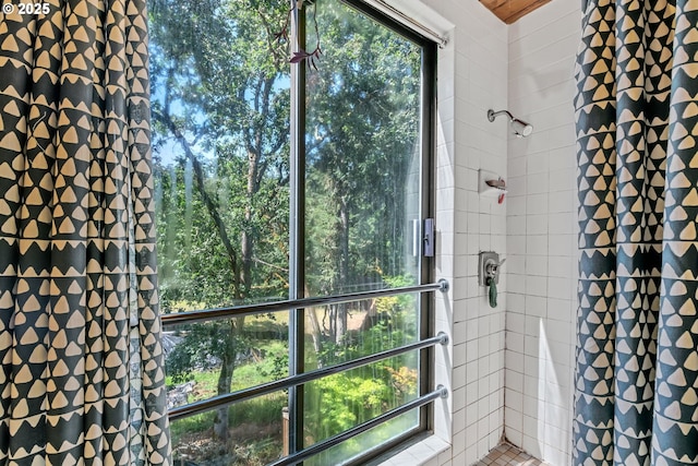 2696 Moon Mountain Dr, Eugene, OR 97403 - full bath featuring tiled shower