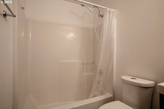906 N Railroad Ave, Ridgefield, WA 98642 - full bathroom featuring toilet and shower / bath combo with shower curtain