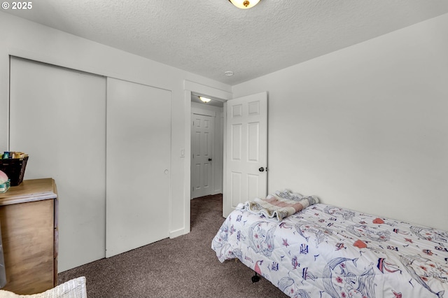 117 E Cushman St, Yacolt, WA 98675 - bedroom featuring carpet floors, a closet, and a textured ceiling