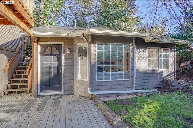 property entrance featuring a deck