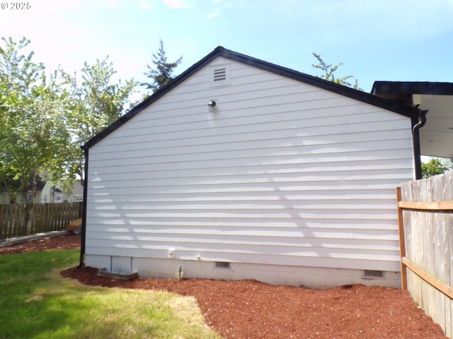 870 W Lincoln St, Woodburn, OR 97071 - view of side of home with crawl space and fence