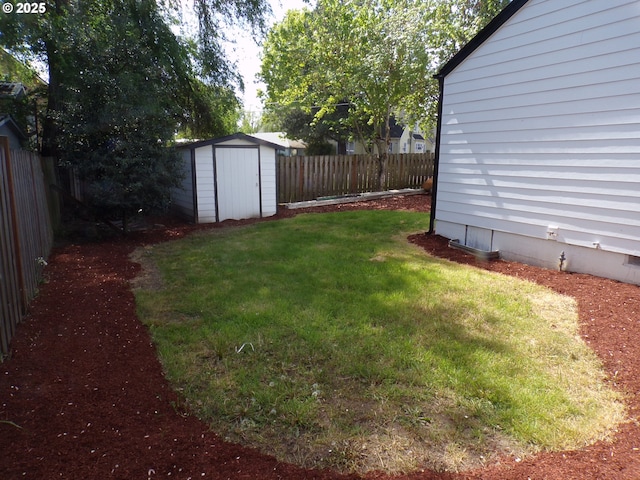 870 W Lincoln St, Woodburn, OR 97071 - view of yard with an outdoor structure, a fenced backyard, and a storage shed