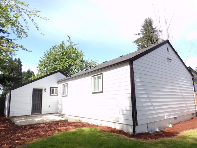 870 W Lincoln St, Woodburn, OR 97071 - view of side of property featuring a patio and crawl space