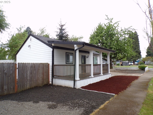 870 W Lincoln St, Woodburn, OR 97071 - view of front facade featuring fence and a porch