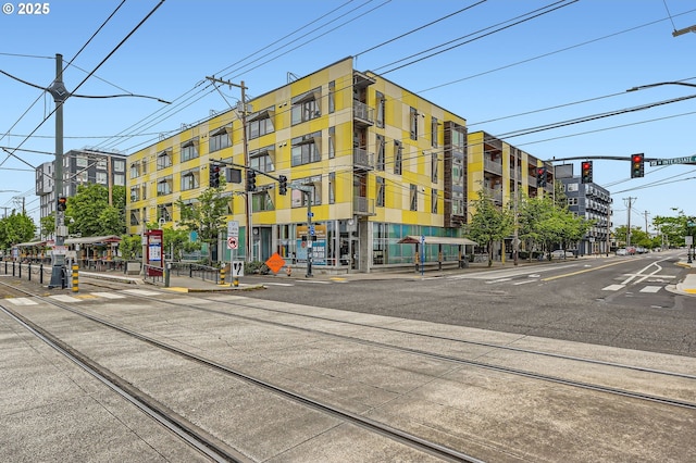 view of apartment building / complex