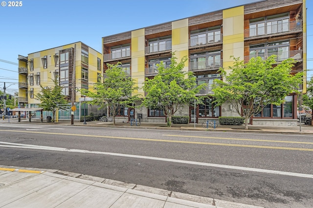 view of apartment building / complex