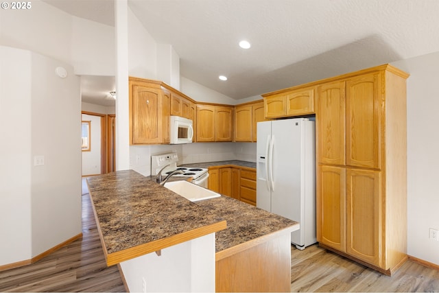 586 Creswood Loop, Creswell, OR 97426 - kitchen with white appliances, vaulted ceiling, light wood-style floors, a peninsula, and recessed lighting