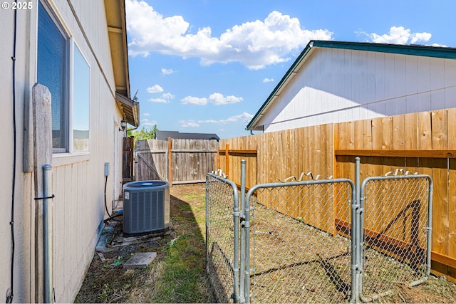 586 Creswood Loop, Creswell, OR 97426 - view of yard featuring a gate and central AC unit