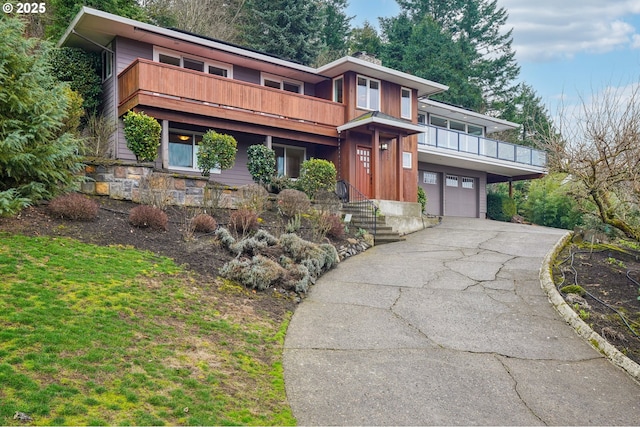 view of front of house featuring a garage and driveway