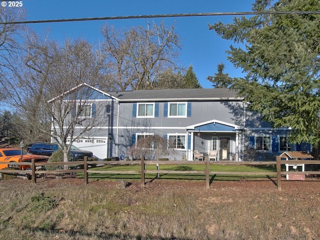 view of front of property featuring a front lawn