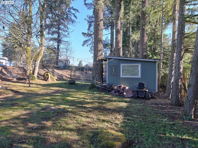 view of yard with an outdoor structure