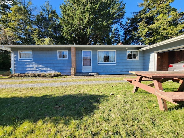 single story home featuring a front lawn