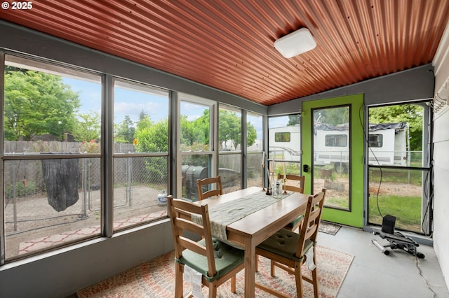 960 E Main St, Hillsboro, OR 97123 - sunroom with vaulted ceiling and outdoor dining space