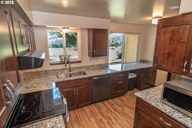 5310 Green Valley Rd, Oakland, OR 97462 - kitchen with stainless steel appliances, a sink, light wood-style flooring, healthy amount of natural light, and a textured ceiling