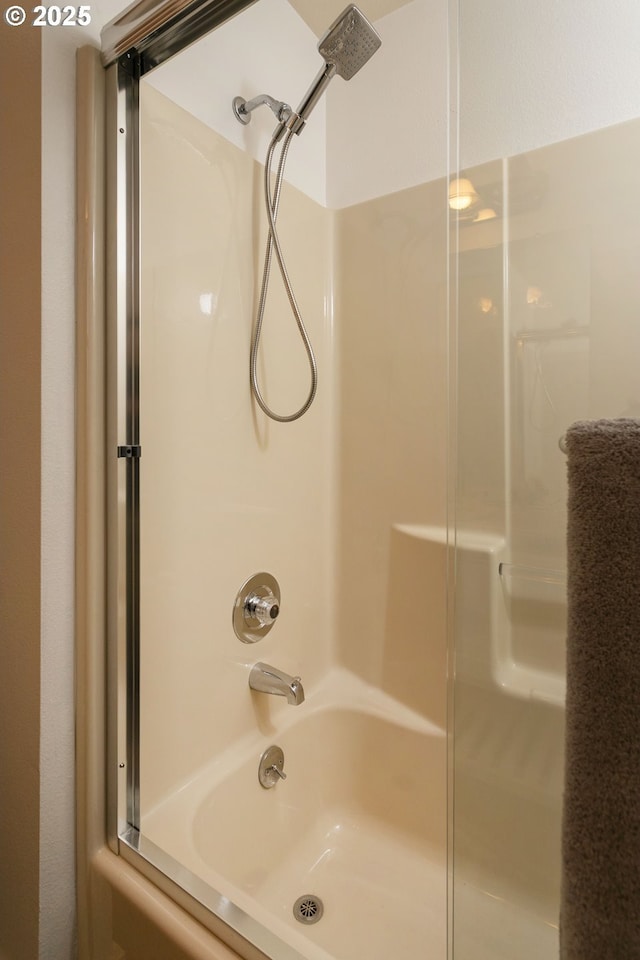 bathroom with washtub / shower combination