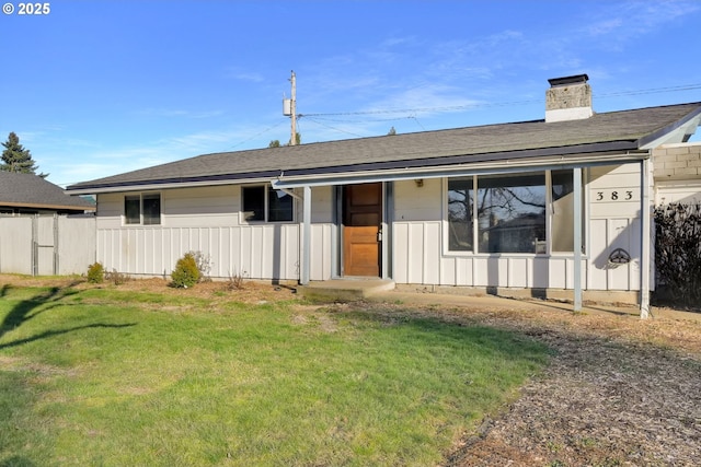 view of front of house featuring a front lawn