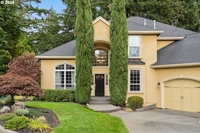 view of front facade featuring a front lawn