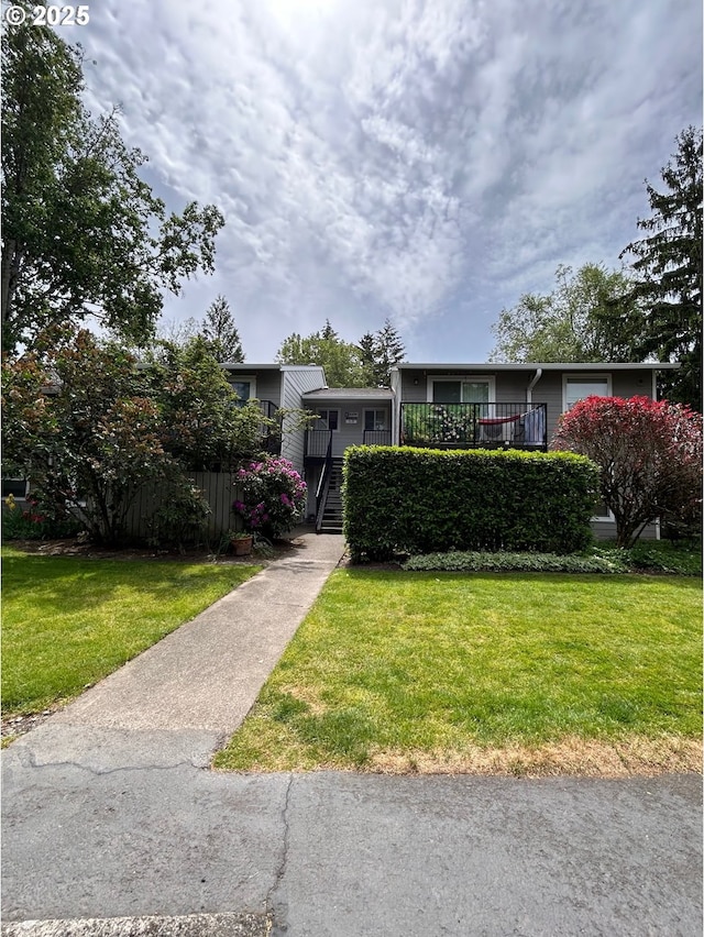 view of front of property featuring a front lawn