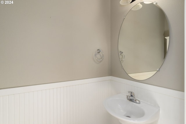 10450 SW Akilean Ter Unit 45, Portland, OR 97223 - bathroom with a sink and a wainscoted wall