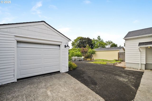 3737 NE 74th Ave, Portland, OR 97213 - garage featuring driveway