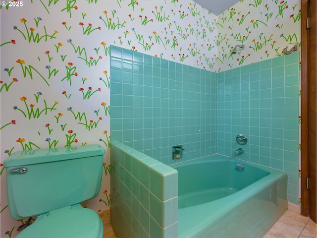 full bathroom featuring a washtub, toilet, and wallpapered walls
