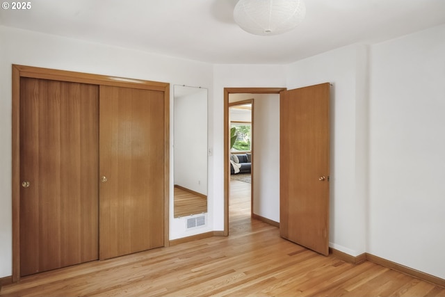 7625 N Fowler Ave, Portland, OR 97217 - unfurnished bedroom featuring light wood-style flooring, baseboards, and a closet
