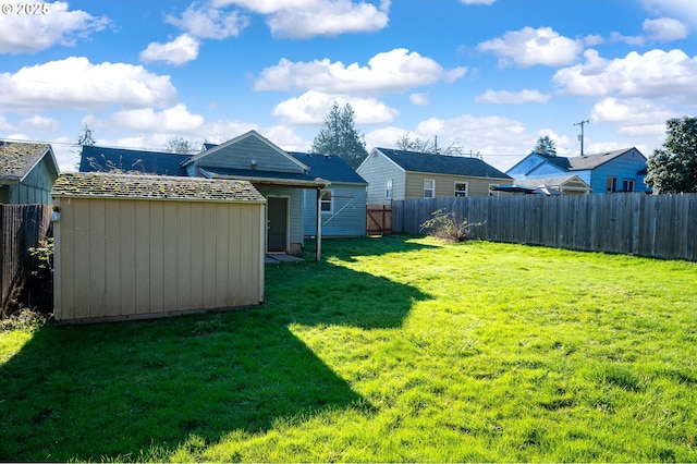 view of yard featuring a shed