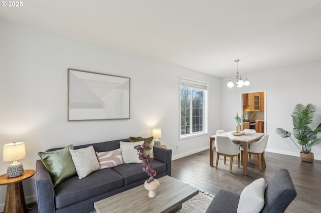 living room with dark wood-type flooring and an inviting chandelier