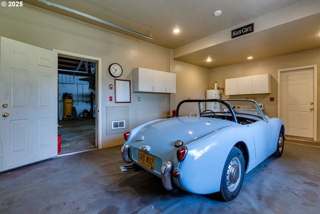 83500 Enterprise Rd, Creswell, OR 97426 - garage featuring water heater and recessed lighting